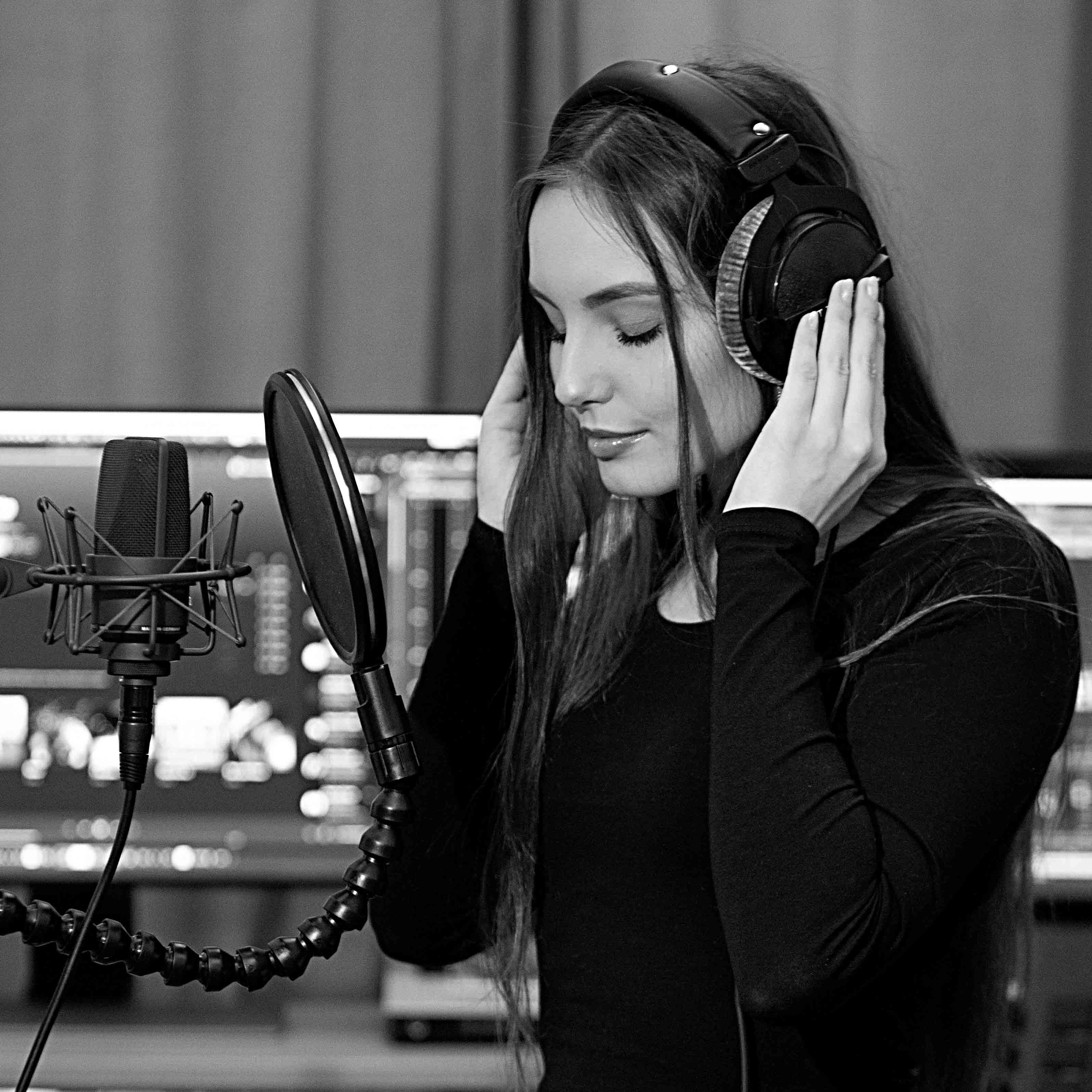 Johanna im Tonstudio